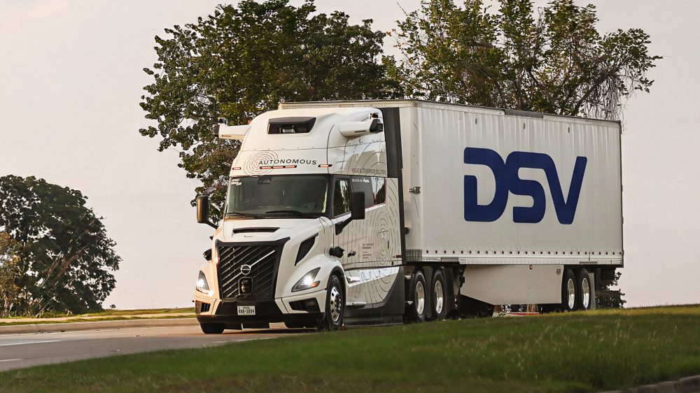 Volvo VNL Autonomous tractor pulling a DSV trailer in Texas, integrated with the Aurora Driver